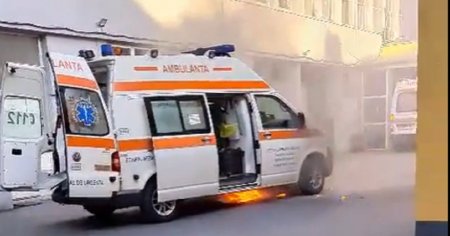 O ambulanta a luat foc in fata UPU Constanta. Nu s-au inregistrat victime VIDEO