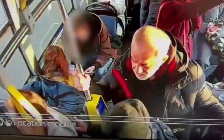 Momentul in care doi <span style='background:#EDF514'>HOTI DE</span> buzunare talharesc o femeie intr-un autobuz din Bucuresti. Cum au fost prinsi de politie VIDEO