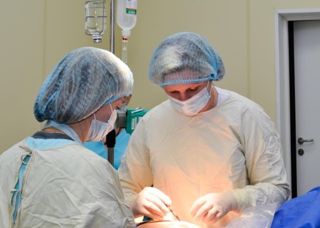 Dupa un an de la operatia de <span style='background:#EDF514'>CEZARIANA</span>, o femeie a ajuns al spital cu dureri ingrozitoare. Medicii au descoperit ce se afla