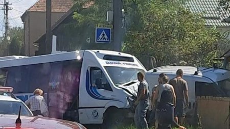 <span style='background:#EDF514'>ACCIDENT GRAV PE O</span> sosea din Mures. Un microbuz s-a ciocnit de un autoturism. 16 persoane au fost ranite