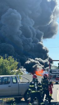 Vrancea: Puternic incendiu la un depozit de colectare a deseurilor din plastic / A fost emis mesaj RO-Alert din cauza fumului dens – FOTO / VIDEO