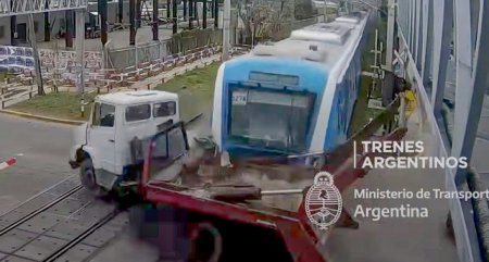 Momentul in care un tren loveste in plin o camioneta si o despica in doua, in Argentina