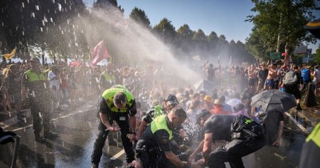 Politia <span style='background:#EDF514'>OLANDEZA</span> a arestat circa 2.400 de persoane la un protest pentru clima la Haga