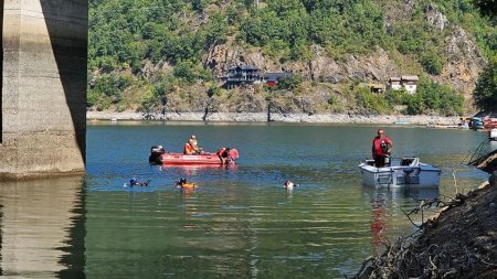 Un tanar de 23 de ani s-a inecat in lacul Tarnita. Cautat cu echipamente performante