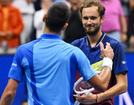Medvedev l-a luat la intrebari pe Djokovic dupa finala pierduta la US Open: Ce mai cauti aici?