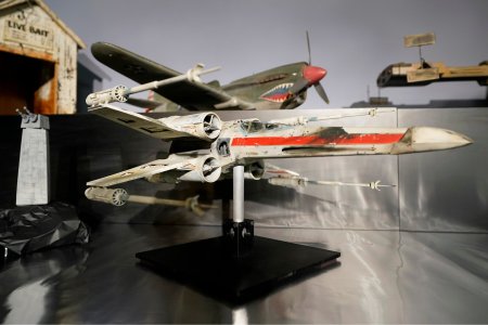 O macheta a unei navete X-Wing, folosita in filmul original <span style='background:#EDF514'>STAR WARS</span>, scoasa la licitatie. Pretul incepe de la 400.000 de dolari