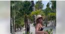 <span style='background:#EDF514'>JENNIFER ANISTON</span>, relaxata si superba la 54 de ani, pe plaja, intr-un costum de baie cu snur VIDEO