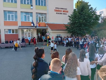 REPORTAJ. Cum a aratat deschiderea anului scolar la o scoala cu predare in romana si maghiara, din Targu Secuiesc: Sa punem in ghiozdan speranta!