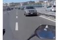 VIDEO O masina cu trei romani, surprinsa pe autostrada, in Napoli, mergand cu spatele / 