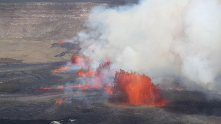 Aici e casa lui Pele! | Vulcanul <span style='background:#EDF514'>HAWAIIAN</span> Kilauea erupe spectaulos, dupa o pauza de cateva luni