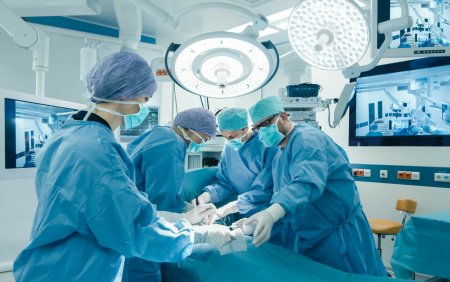 Femei chirurg, agresate sexual in timpul operatiilor in Marea Britanie: De ce este fata lui in de<span style='background:#EDF514'>COLTEU</span>l meu