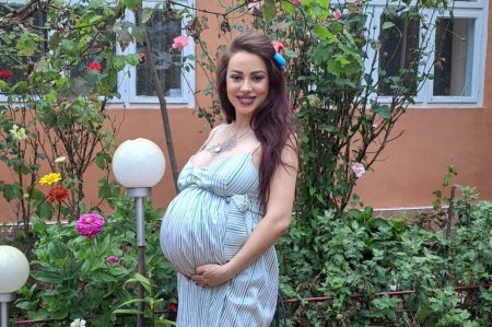Larisa Dragulescu a nascut un baietel perfect sanatos. A aratat prima poza cu bebelusul: Bine ai venit pe lume, puiul nostru!
