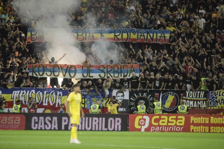 Romania a invins Kosovo cu 2-0. Meciul a fost intrerupt din cauza fumigenelor si a mesajelor de pe <span style='background:#EDF514'>BANNERE</span>