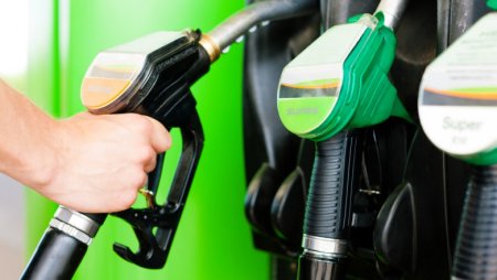 Petrolul, aproape de nivelul record din 2022. Carburantii in Romania deja au ajuns la aproape 8 lei litrul