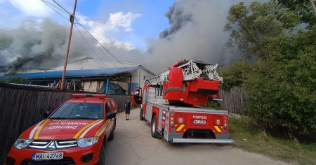 Peste 60 de pompieri au intervenit pentru stingerea unui incendiu la un depozit de cartofi si ingrasamant chimic din Miercurea-Ciuc