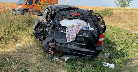 Accident pe cel mai periculos drum din Romania. Masina izbita de un camion si <span style='background:#EDF514'>ARUNCATA</span> pe camp