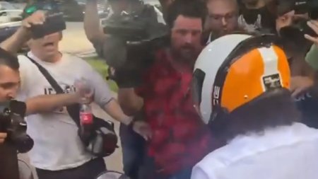 Talal lui Vlad Pascu, iesire nervoasa de la DIICOT: A accelerat si a intrat cu motocicleta in jurnalisti