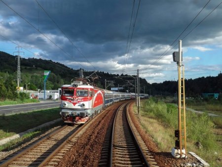 <span style='background:#EDF514'>GREVA LA CFR</span>. Trenurile nu circula, vineri dimineata