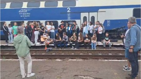 Blocati in gara de <span style='background:#EDF514'>GREVA CFR</span>, elevii din Tulcea care trebuiau sa ajunga la un festival in Sibiu, au tinut un show timp de doua ore