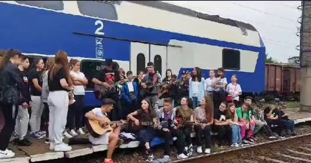 <span style='background:#EDF514'>GREVA CFR</span>, vazuta altfel. Concert intr-o gara, oferit de un grup de tineri: Hei, tramvai, cu etaj si tras de cai VIDEO
