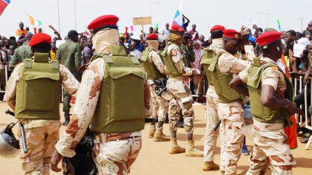 Ambasadorul Frantei a fost luat ostatic in Niger, anunta Emmanuel Macron. Cu ce se hraneste diplomatul