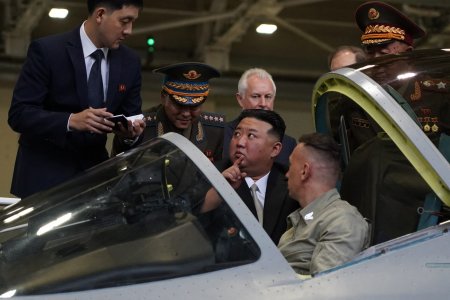 Kim Jong Un s-a suit in avioanele de <span style='background:#EDF514'>VANATOARE</span>le rusesti, la o uzina din Extremul Orient al Rusiei, vizata de sanctiunile occidentale | VIDEO