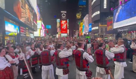 Au incins hora in faimosul Times Square din New York /VIDEO! Spectacolul maramuresenilor a facut inconjurul lumii