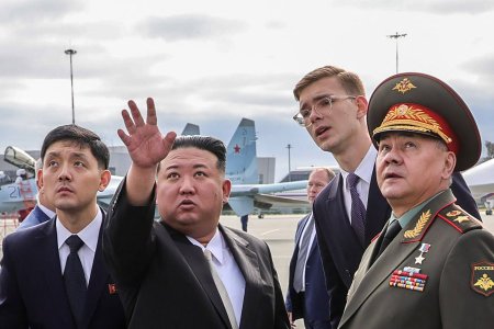 Kim Jong Un a inspectat bombardierele cu capacitate <span style='background:#EDF514'>NUCLEARA</span> si rachetele hipersonice ale Rusiei. Cum a laudat Soigu unul dintre avioane