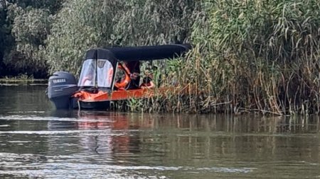Doua barci cu turisti s-au ciocnit in <span style='background:#EDF514'>DELTA DUNARII</span>! Un tanar a cazut in apa si a disparut