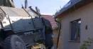 Un blindat NATO a ajuns in curtea unei pospodarii din Covasna dupa ce a distrus gardul