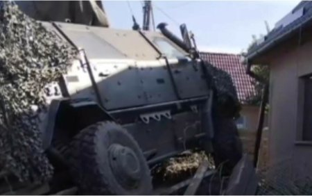 Un blindat NATO a daramat gardul unei case si a intrat intr-o curte din Covasna