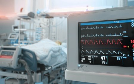O pacienta a sunat la politie dupa ce asistenta medicala ignorase faptul ca monitorul cardicac arata o problema
