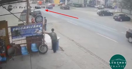 Momentul in care o masina de Politie intra in doua autoturisme parcate pe o strada din Targu Jiu VIDEO
