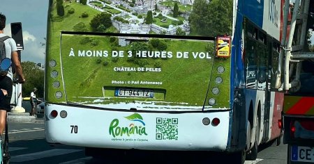 Fotografia unui roman, pe autobuzele turistice din Paris. Superba <span style='background:#EDF514'>RECLAMA FA</span>cuta Romaniei in Franta