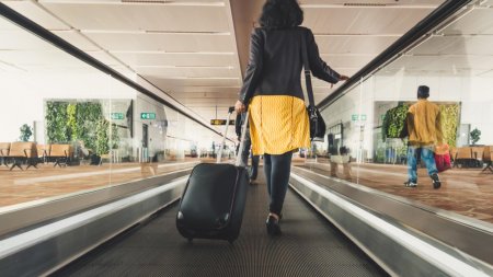 O femeie a fost prinsa in aeroport ascunzand ceva complet neasteptat in lenjeria intima. Ce incerca sa transporte pe sub haine