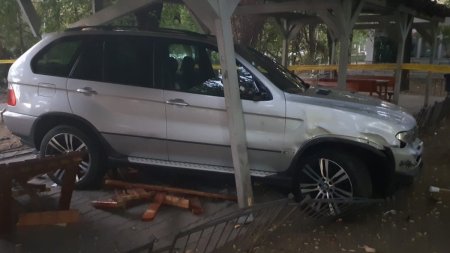 Sofer cautat de Politie, dupa ce a intrat cu masina intr-un parc din Bucuresti si a distrus un spatiu pentru sahisti