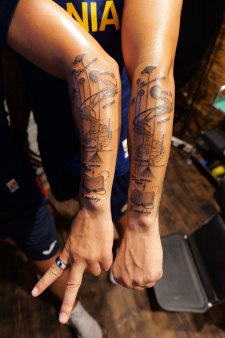 Lacra<span style='background:#EDF514'>MIOARA</span> Perijoc si Claudia Nechita si-au facut tatuaje identice. Ce reprezinta