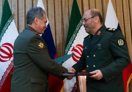 Ministrul rus al apararii a fost primit la Teheran. Ce vor discuta Soigu si omo<span style='background:#EDF514'>LOGUL</span> sau iranian