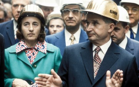 Arta <span style='background:#EDF514'>EROTIC</span>a detinuta de Nicolae Ceausescu, scoasa la licitatie. Ce preturi au piesele primite cadou in anii '70