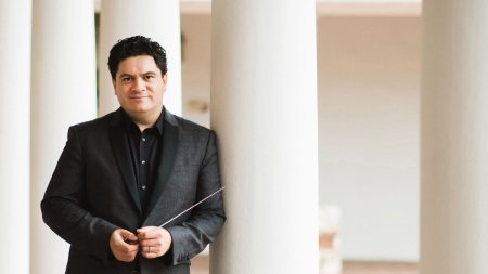 Dirijorul Cristian Macelaru va prezenta doua concerte-eveniment la Festivalul Enescu alaturi de Orchestra Nationala a Frantei
