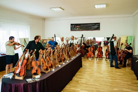 10 lutieri romani isi prezinta  instrumentele muzicale la Targul Cremona Musica 2023