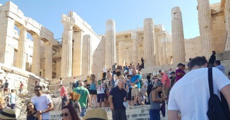 Turist roman, arestat in Grecia dupa ce a luat doua fragmente de marmura de pe <span style='background:#EDF514'>ACROPO</span>le