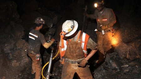 Protest spontan major la Mina Baita. <span style='background:#EDF514'>MINERII</span> refuza sa mai lucreze pentru ca nu si-au mai primit salariile