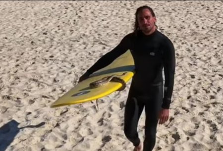 Un barbat australian a fost amendat dupa ce a facut surf cu pitonul sau