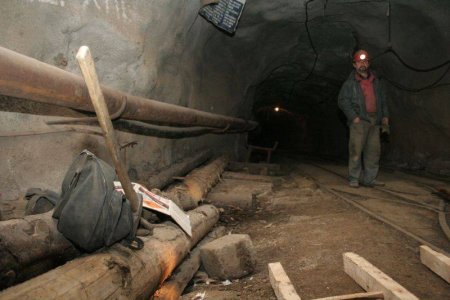 Protest la Mina <span style='background:#EDF514'>BAITA</span>: Minerii refuza sa lucreze dupa ce nu si-au mai primit salariile
