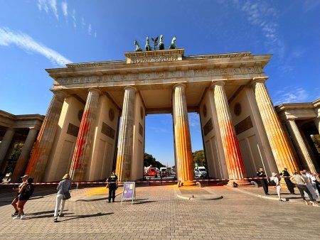 Cat costa reparatiile la Poarta Brandenburg, dupa ce monumentul a fost vandalizat de activistii climatici