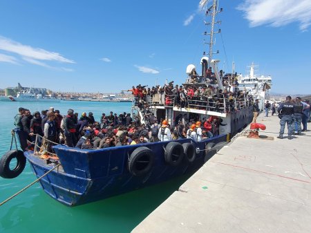 Migrantii care solicita azil in Italia, nevoiti sa plateasca aproape 5.000 de euro ca sa evite detentia. Reactie ONG-uri: Este ridicol. Cine are 5.000 de euro?