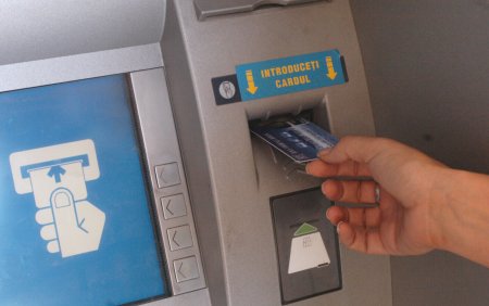 Ce a patit o femeie care a sustras 4.000 de lei, uitati de o batrana la bancomat. Politia din Brasov a <span style='background:#EDF514'>PUBLIC</span>at o poza cu ea