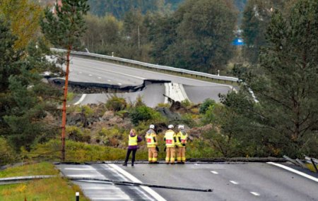 Sofer roman de TIR, prins in alunecarea de teren care a dus la surparea unei autostrazi din Suedia: Camionul a inceput sa tremure, am vazut cum se crapa drumul