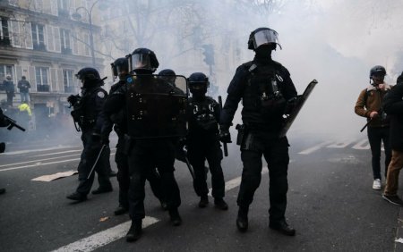 Proteste impotriva <span style='background:#EDF514'>VIOLENTE</span>lor politienesti in Franta. O masina a politiei a fost atacata cu pietre la Paris. VIDEO
